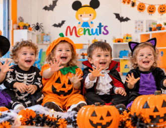 Niños y niñas de la Escuela Infantil Menuts de Massanassa celebran Halloween con disfraces infantiles de brujas, esqueletos, calabazas, vampiros, gatos y fantasmas en un aula decorada con motivos terroríficos y divertidos.