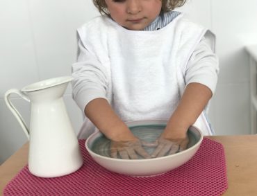 Niños de la escuela infantil Menuts de Massanassa aprendiendo hábitos de higiene y autonomía con el método Montessori.